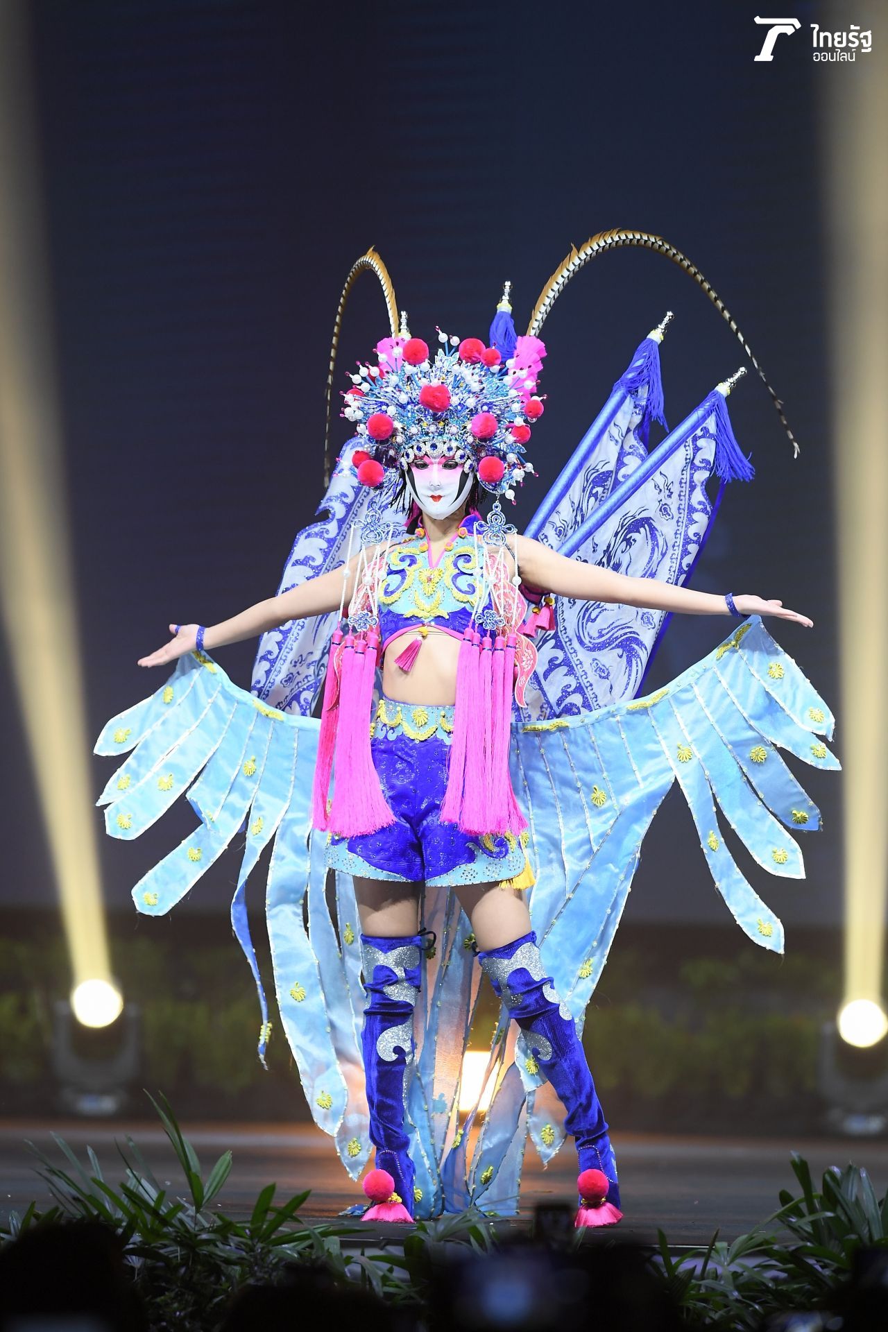 เก๋ไก๋ชไมพรมากๆ ชิว เหมย์ซู จากจีน ชุดได้แรงบันดาลใจมาจาก อุปรากรจีนดัง 2 เรื่อง Peking Opera และ Sichuan Opera เปลี่ยนหน้าไปมาได้ด้วยนะๆ เห็นยัง! เก๋สุดมาก! ยกให้เลย! 