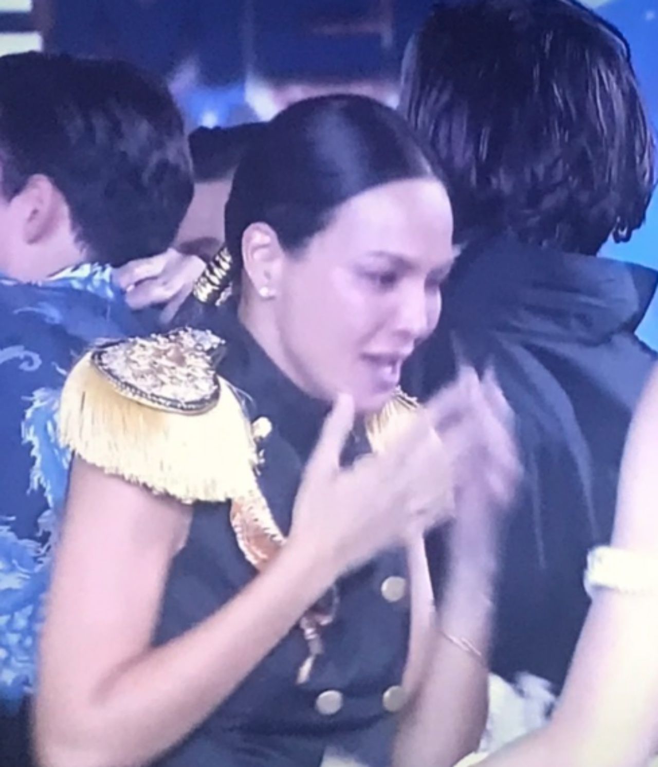 เมนเทอร์ซอนย่าถึงกับร้องไห้เมื่อลูอิสคว้าแชมป์