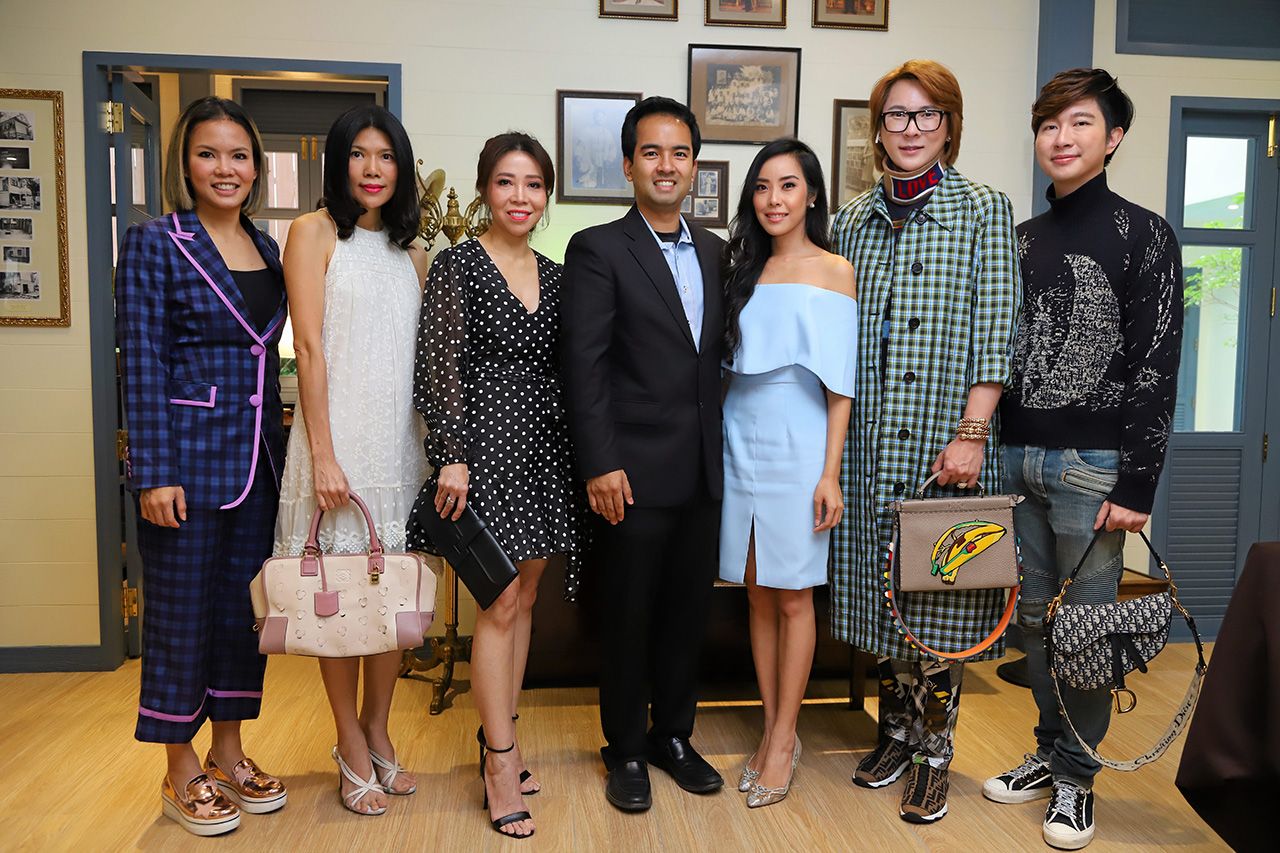 เก่าแก่ - เปรมมนัช วัชราภัย เปิด “บ้านวัชรา” บูทีคโฮเทลแห่งใหม่จากบ้านเก่าสไตล์โคโลเนียลอายุกว่า 80 ปี ใจกลางถนนสีลม โดยมี ยุพาพักตร์ วัชราภัย, ดร.วิมวิริยา ลิ่มกังวาฬมงคล, ศิรประภา รักธรรม, ชนัดดา จิราธิวัฒน์ และ ธาวิน พี เซียวตง มาร่วมงานด้วย ที่สีลม 19 วันก่อน.