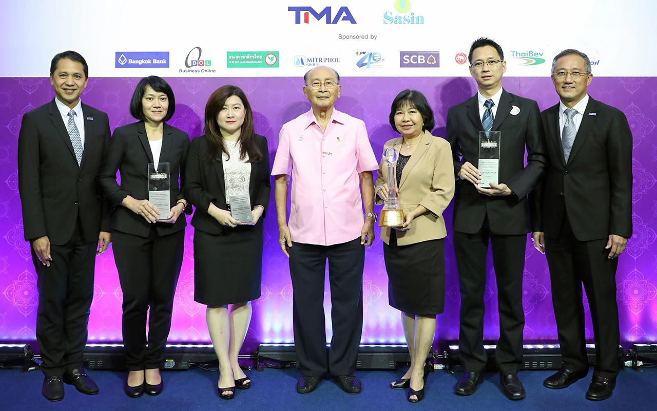 รับรางวัล - พารณ อิศรเสนา ณ อยุธยา มาร่วมแสดงความยินดีแก่ วิไล เคียงประดู่ หน.ฝ่าย ปชส.เอไอเอส ในโอกาสรับรางวัลพระราชทาน “ความเป็นเลิศด้านการตลาด” และรางวัลดีเด่น 3 ด้าน ในงาน Thailand Corporate Excellence Awards 2018 ที่โรงแรมสยาม เคมปินสกี้ วันก่อน.