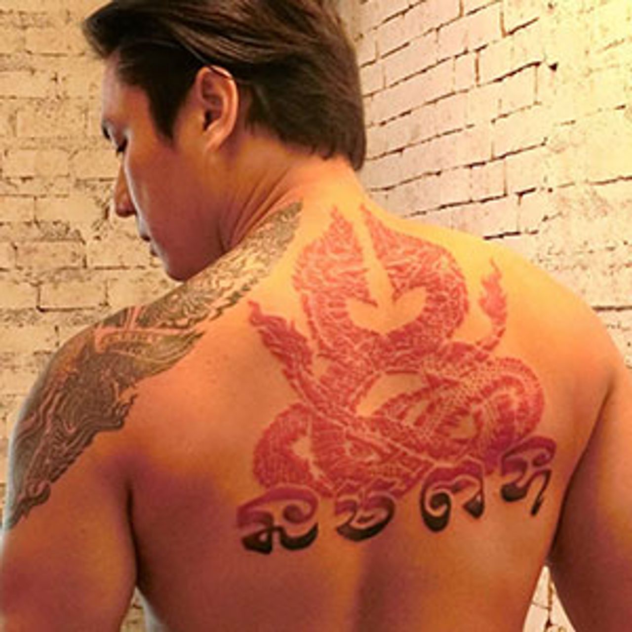 เขียนบทให้ เอ-พศิน ต้องมีลายพญานาคบนแผ่นหลัง ทีมงาน “มณีนาคา” ช่อง 8 ไม่ต้องเนรมิต เพราะเอสักพญานาคไว้อยู่แล้ว ตะลึงอึ้งทั้งกอง น่าเกรงขามสุดๆ.