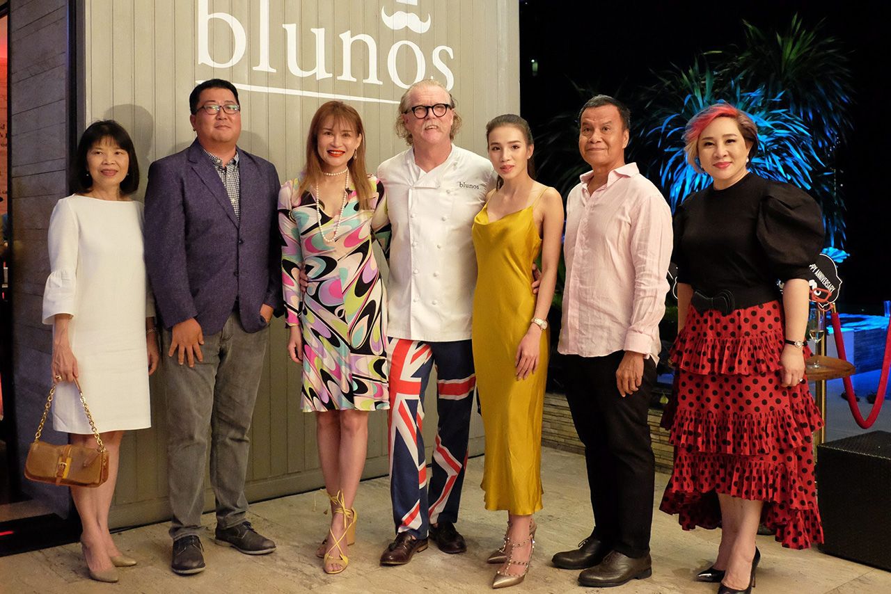 ชื่นมื่น - มาร์ติน บลูโนส เชฟใหญ่เจ้าของสโลแกน Happy Food For Happy People จัดงานฉลองครบรอบ 1 ปีห้องอาหารบลูโนส โดยมี ธัญญ่า กินเนสส์, ภาณุ บุรุษรัตนพันธุ์ และ ประไพ ไกรสรโกวิทย์ มาร่วมฉลองกันอย่างชื่นมื่น ที่โรงแรมอีสติน แกรนด์ สาทร วันก่อน.