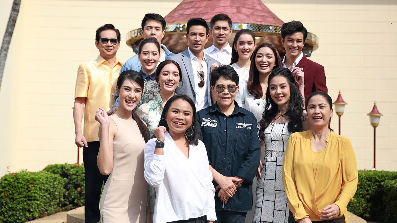 บวงสรวง ณัฏฐนันท์ ฉวีวงษ์ บิ๊กบอสค่าย ทีวีซีน ได้ฤกษ์ดีส่งท้ายปี บวงสรวงละคร “ลับลวงใจ” กำกับการแสดงโดย ฟิวส์–กิตติศักดิ์ ชีวาสัจจาสกุล โดยมี เกรท วรินทร, เดียร์น่า ฟลีโป, มาสุ จรรยางค์ดีกุล ฯลฯ มาร่วมงาน ที่ช่อง 3 หนองแขม วันก่อน.