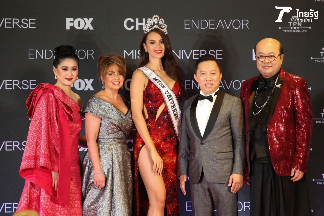 (ซ้ายสุด) ปุ้ย ปิยาภรณ์ แสนโกศิก (ถัดมา) ประธานองค์กรมิสยูนิเวิร์ส พอลล่า เอ็ม ชูการ์ต มิสยูนิเวิร์ส