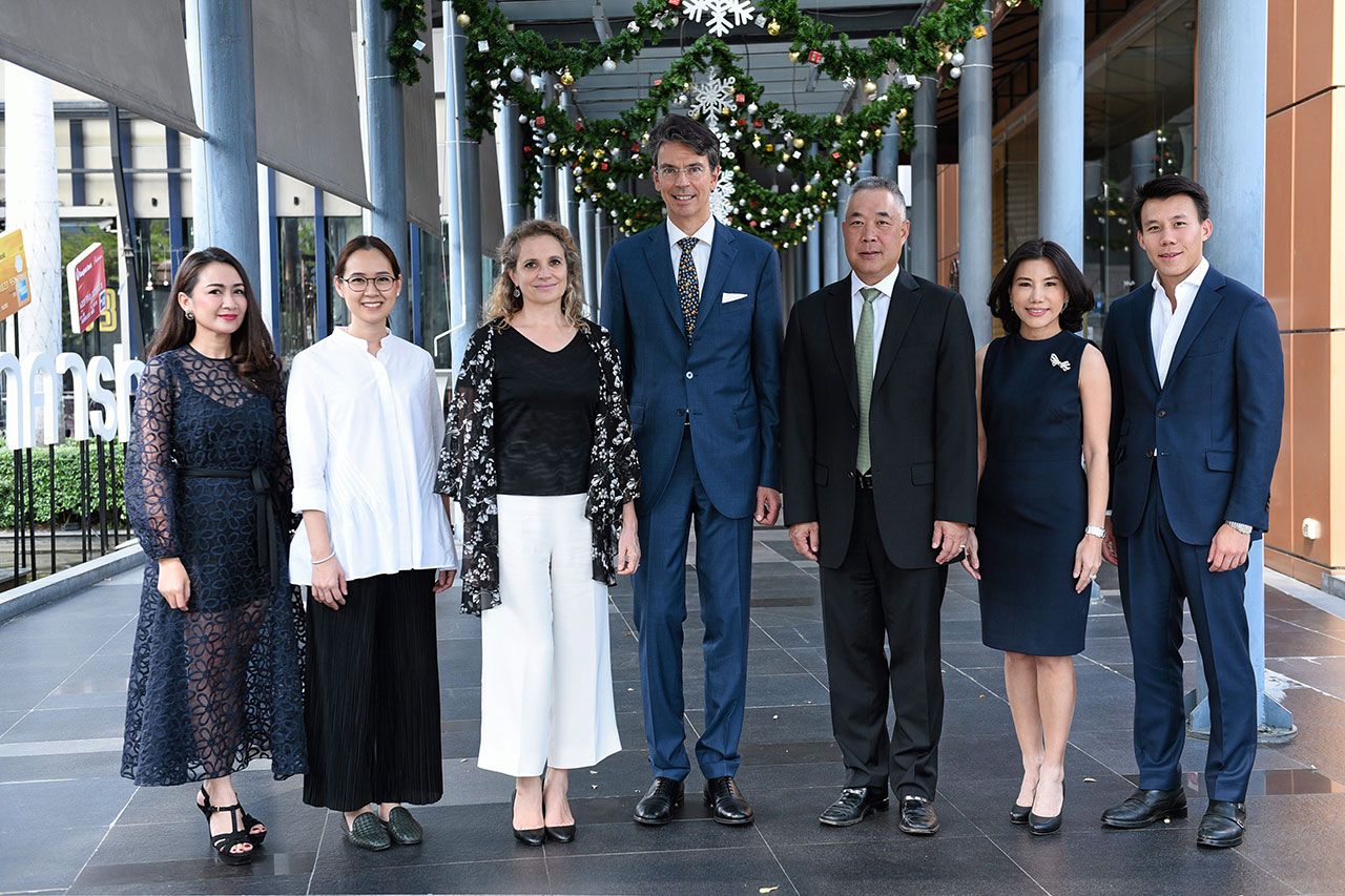 ทูตเข้าชม - กวีพันธ์-ศุภานวิต เอี่ยมสกุลรัตน์ ให้การต้อนรับ โลเรนโซ กาลันตี ทูตอิตาลี ในโอกาสมาเยี่ยมชมโครงการคริสตัล ดีไซน์ เซ็นเตอร์และเอสซีจี เอ็กซ์พีเรียนซ์ โดยมี กวินทร์ เอี่ยมสกุลรัตน์, ภัทรจิตรา พิชญวิศิษฎ์กุล และ วริศา อุดมชาญ มาร่วมงานด้วย ที่คริสตัล ดีไซน์ เซ็นเตอร์ วันก่อน.