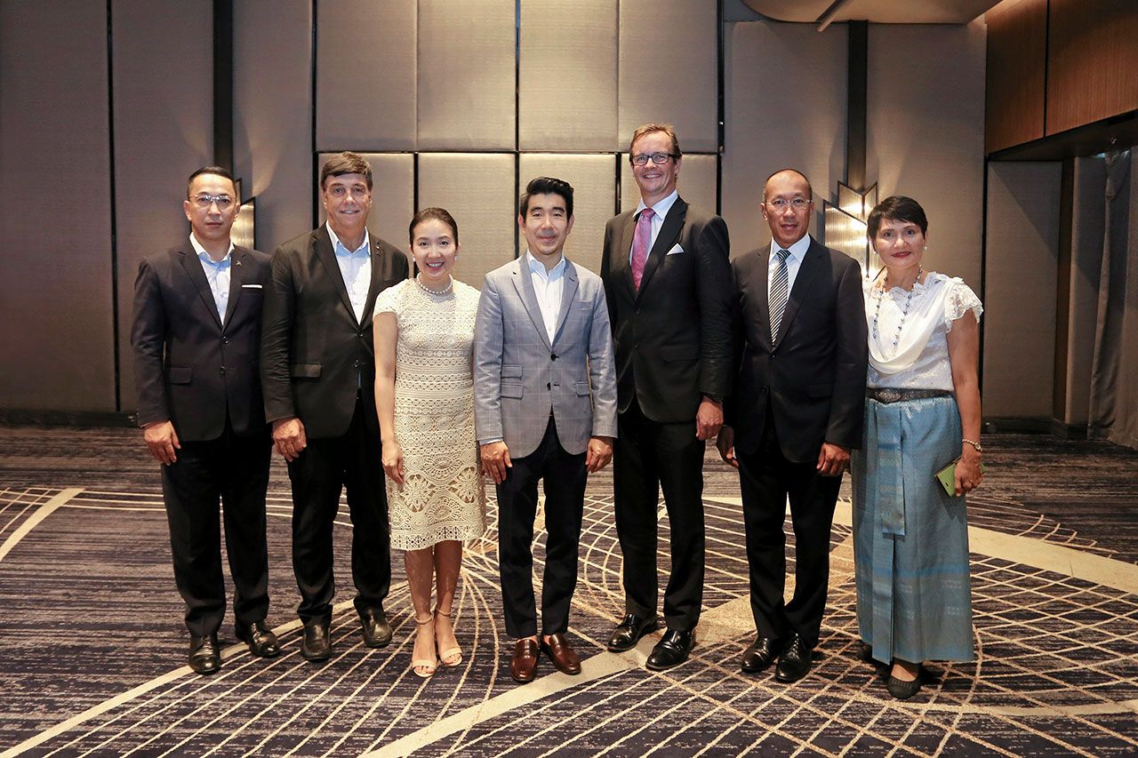 วัย 2 ขวบ - โสมพัฒน์-วัลลภา ไตรโสรัส จัดงานฉลองครบรอบ 2 ปี โรงแรมแบงค็อก แมริออทมาร์คีส์ ควีนส์ปาร์ค แลนด์มาร์กใจกลางมหานครของไทย โดยมี สเตฟาน ฟานเดน อาวาเล, โชคดี วิศาลสิงห์, บ็อบ ฟาบิอาโน และ บุญยืน อรรถมานะ มาร่วมงานด้วย ที่โรงแรม วันก่อน.