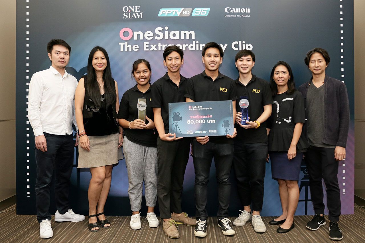 มีฝีมือ - สุพิชา สอนดำริห์ มอบรางวัลให้แก่ ทีม Recher Film ผู้ชนะเลิศจากโครงการประกวดคลิปวิดีโอ “วันสยาม ดิ เอ็กซ์ทรอดิแนรี่ คลิป” เรื่องราวสะท้อนช็อปปิ้งไลฟ์สไตล์ โดยมี เมษ ธราธร, รัตนธร ลิมป์ไพศาล และ อมร มงคลแก้วสกุล มาร่วมงานด้วย ที่สยามพารากอน วันก่อน.