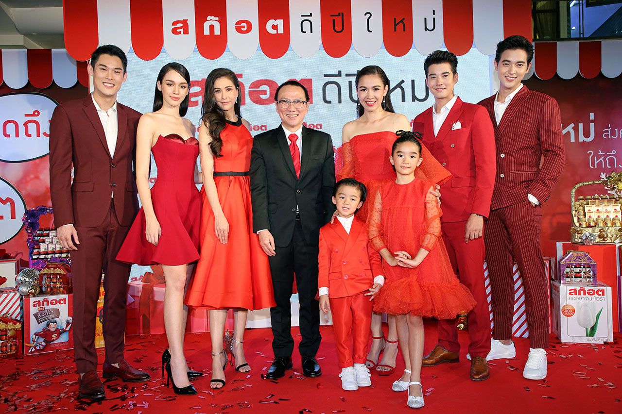 ของขวัญ - สมโภช ชวาลเวชกุล เปิดตัวแคมเปญ “สก๊อต ดีปีใหม่” ผลิตภัณฑ์ สก๊อต รูปแบบ ทั้งกระเช้าสุดเก๋ โดยมี สุวนันท์ ปุณณกันต์, มาเรีย เฮิร์ชเลอร์, กันต์ กันตถาวร, มาริโอ้ เมาเร่อ และ จิรายุ ตั้งศรีสุข มาร่วมงานด้วย ที่ศูนย์การค้าสุพรีม คอมเพล็กซ์ ซ.สามเสน 28 วันก่อน.