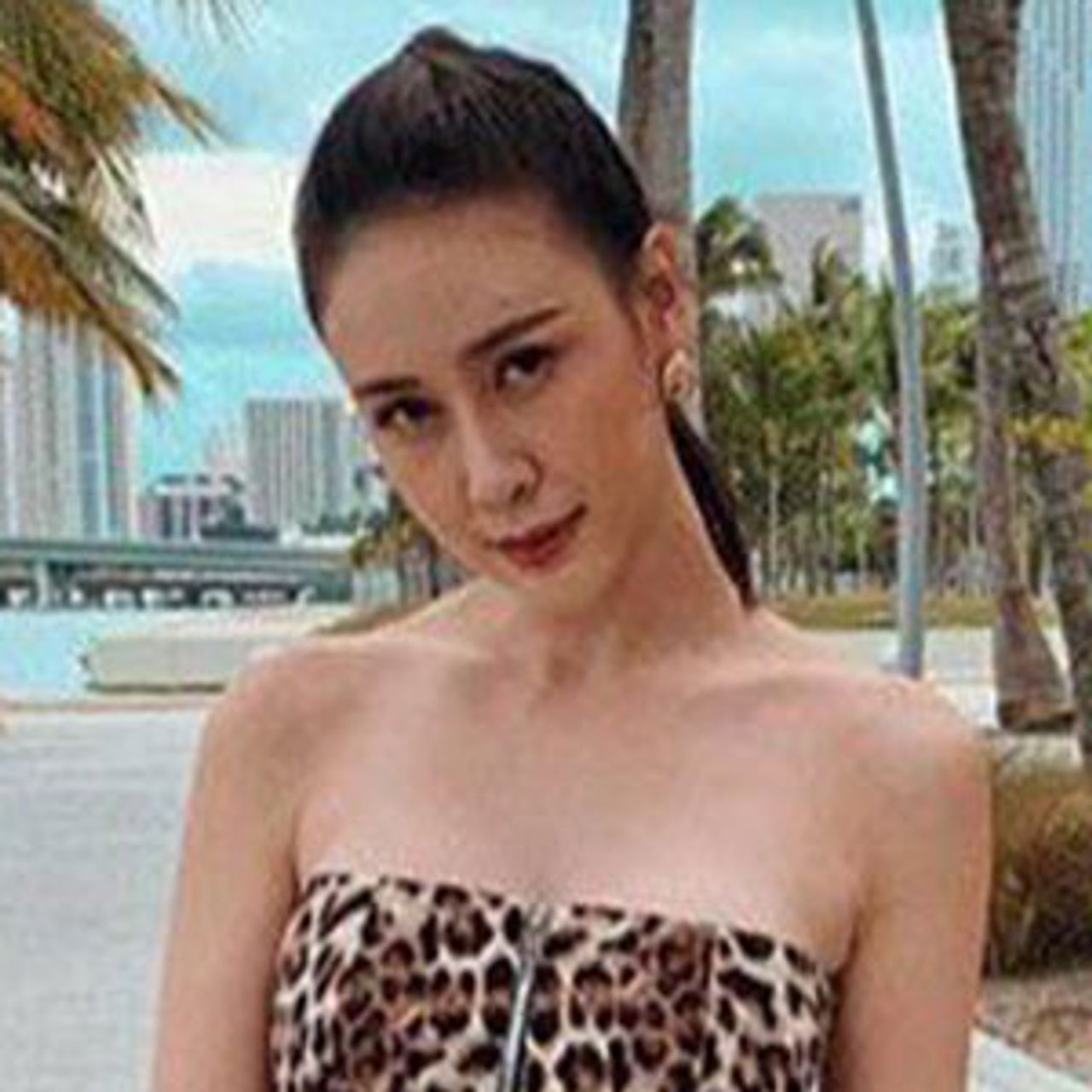 ขอพักถ่ายละคร “เพรงลับแล” ช่อง 8 แป๊บ ฝ้าย–เวฬุรีย์ ไปเที่ยวไมอามี กับแฟนหนุ่ม เตรียมชุดทูพีซไปกะจัดเต็ม เจออากาศหนาวคว้าเสื้อหนังมาสวมทับ แหม่...เสียดายจัง!