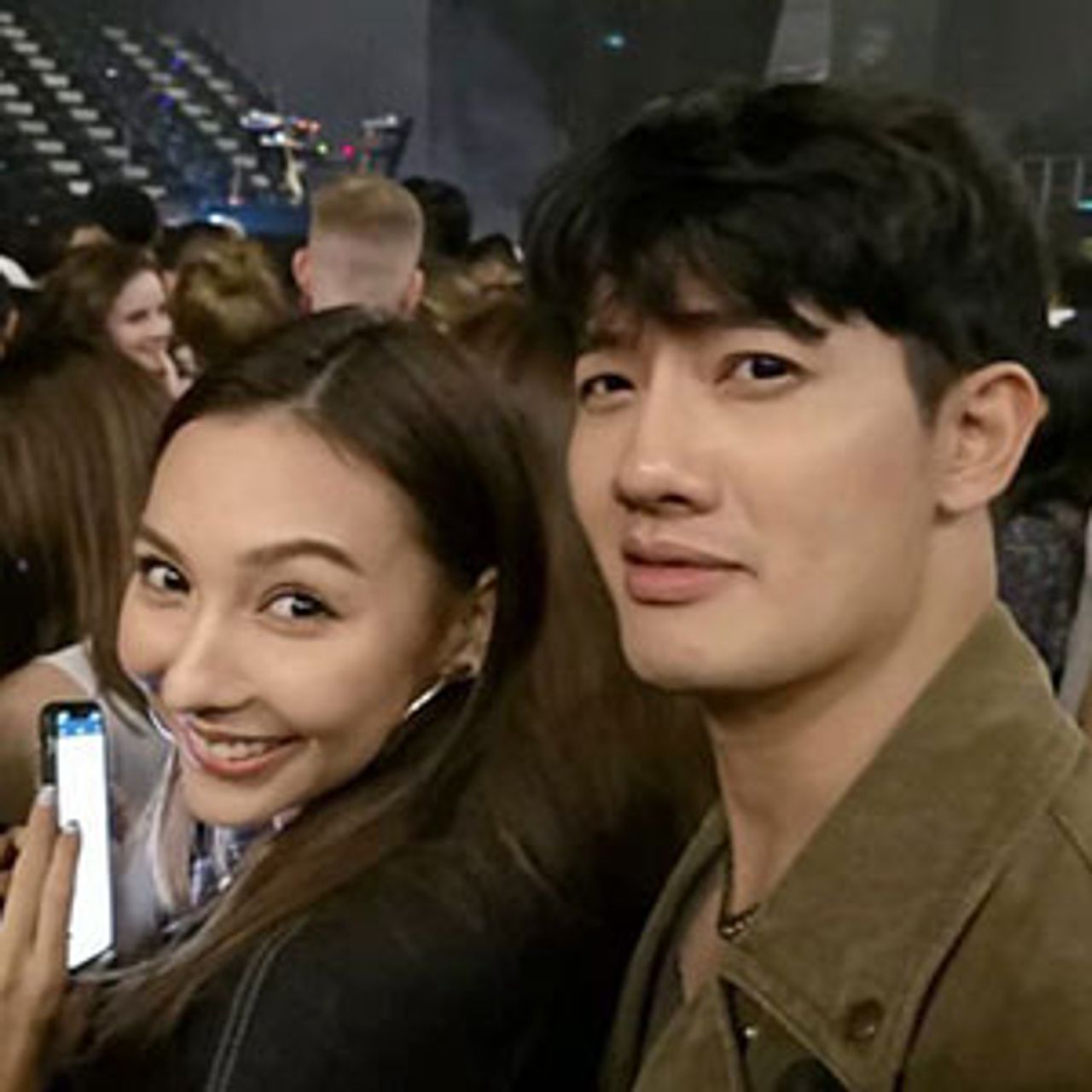 ควงกันไปดูคอนเสิร์ตจนถูกเล็งถึงสถานะ คารีสา ว่า เป้–อารักษ์ เป็นพี่ที่ดี การเป็นพี่ผ่านหมด แต่ถ้าเรื่องเป็นแฟน เธอดูเยอะ! ก็รอดู เป้ จะผ่านด่านแฟนป่ะ?!