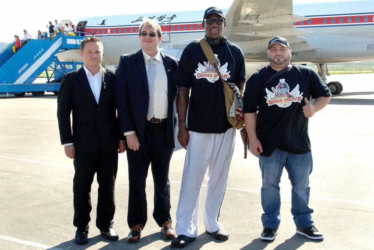 ไมเคิล สแปวอร์ (ซ้ายสุด) ถ่ายรูปกับนาย เดนนิส รอดแมน อดีตนักบาสเกตบอลชื่อดัง NBA ของสหรัฐฯ(ที่3จากซ้าย) ที่สนามบินในกรุงปักกิ่ง เมื่อปี56