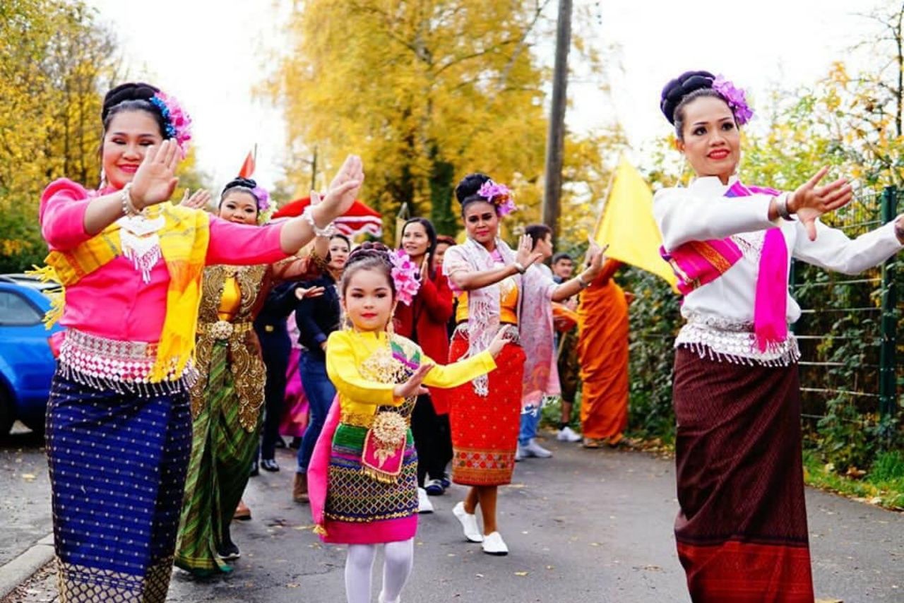 วงสืบสานศิลป์อินเยอรมนีที่นางศิริลักษณ์ก่อตั้ง เพื่อสอนรำไทยให้ผู้ที่สนใจ และน้องเมลิซซ่าก็จะไปรำช่วยทุกงาน