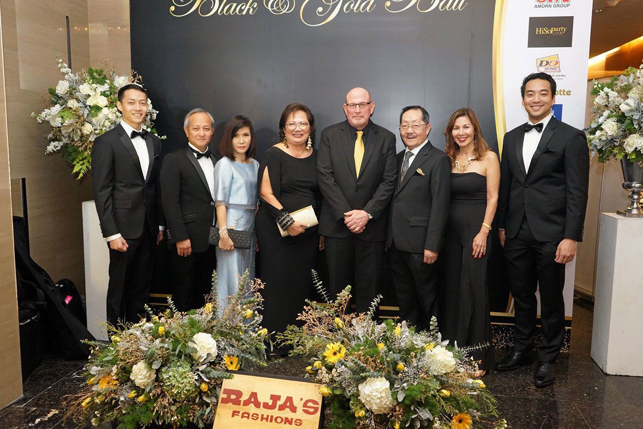 การกุศล - แอนดรูว์ เดวี่ส์ และ อุษา สมบูรณ์ จัดงานกาลาดินเนอร์การกุศล “ISB Black and Gold Ball” โดยมี เจนวิทย์–อรวรรณ คราประยูร, ดร.ประทีป เจียรวนนท์, กาบี เจเนเซอร์, ภีมพล เจียรวนนท์ และ ชัชพล เจียรวนนท์ มาร่วมงานด้วย ที่โรงแรมเรเนซองส์ วันก่อน.