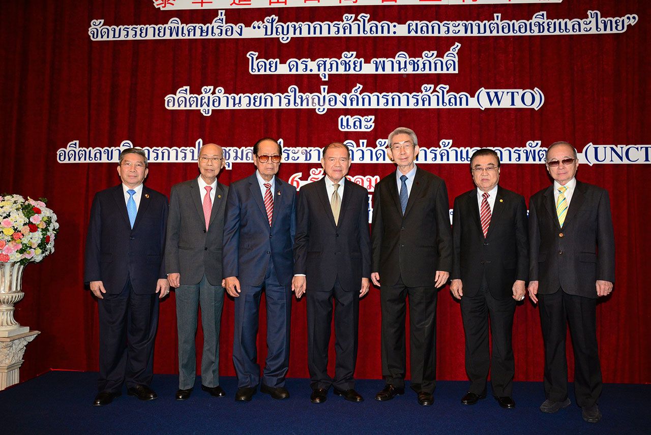 น่าฟัง - กิตติพงษ์ เตรัตนชัย นายกสมาคมวิเทศพาณิชย์ไทย-จีน เชิญ ดร.ศุภชัย พานิชภักดิ์ มาบรรยายพิเศษในหัวข้อ “ปัญหาการค้าโลก : ผลกระทบต่อเอเชียและไทย” โดยมี สุธีมีนชัยนันท์ และ จิตติ ตั้งสิทธิ์ภักดี มาร่วมฟังด้วย ที่โรงแรมรอยัล ออคิด เชอราตัน วันก่อน.