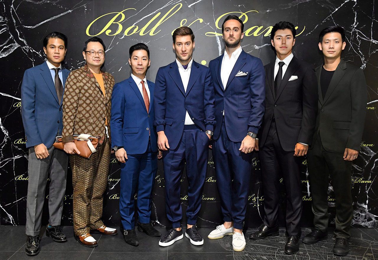 ใส่สบาย - อภิเชษฐ์ ศรีวัฒนประภา, กิลโยม ราวา และ แบร์ทรันด์ โบลล์ เปิดตัว “โบลล์แอนด์ราวา” แบรนด์แฟชั่นสำหรับสุภาพบุรุษจากฝรั่งเศส พร้อมแบรนด์เดนิม “เอส เดนิม” โดยมี กุลวิทย์ เลาสุขศรี และ ทัตวร สุกัณศีล มาร่วมงานด้วย ที่คิง เพาเวอร์ มหานคร วันก่อน.