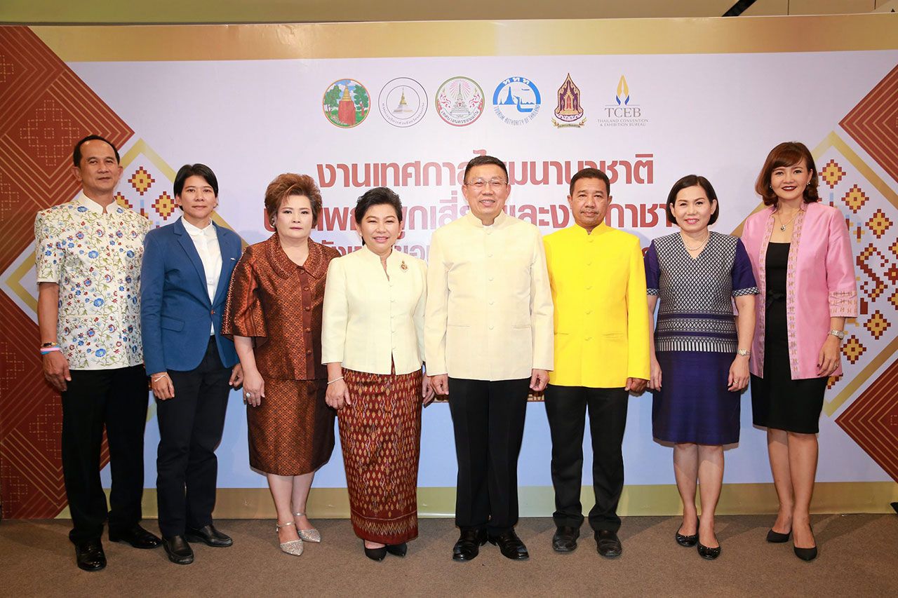 หาคนสวย - ดร.สมศักดิ์ จังตระกุล ผวจ.ขอนแก่น เปิดงาน ประกวดนางงามไหมรอบปฐมนิเทศ ประจำปี 2561 เพื่อส่งเสริมจังหวัดขอนแก่นให้เป็นศูนย์กลางแห่งผ้าไหม โดยมี นิสา ชาภู่พวง, สุเทพ มณีโชติ และ ยลดา รองหานาม มาร่วมงานด้วย ที่เซ็นทรัลพลาซา ขอนแก่น วันก่อน.