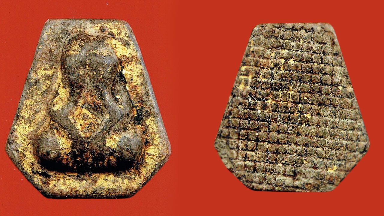 พระปิดตา หกเหลี่ยมหลังตะแกรง พ.ศ.๒๔๙๕ หลวงปู่เฮี้ยง วัดอรัญญิกาวาส ชลบุรี ของ เบิด หนองซาก.