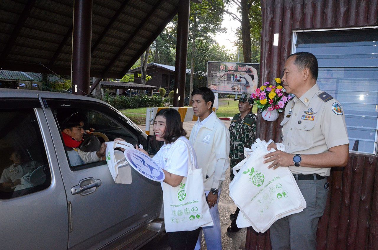 นายสุรพันธ์ ศิลปสุวรรณ นอภ.ปากช่อง นางรุ่งทิพย์ บุกขุนทดผอ.ททท.สนง.นครราชสีมา และ นายครรชิต ศรีนพวรรณ หน.อุทยานเขาใหญ่แจกถุงผ้า.