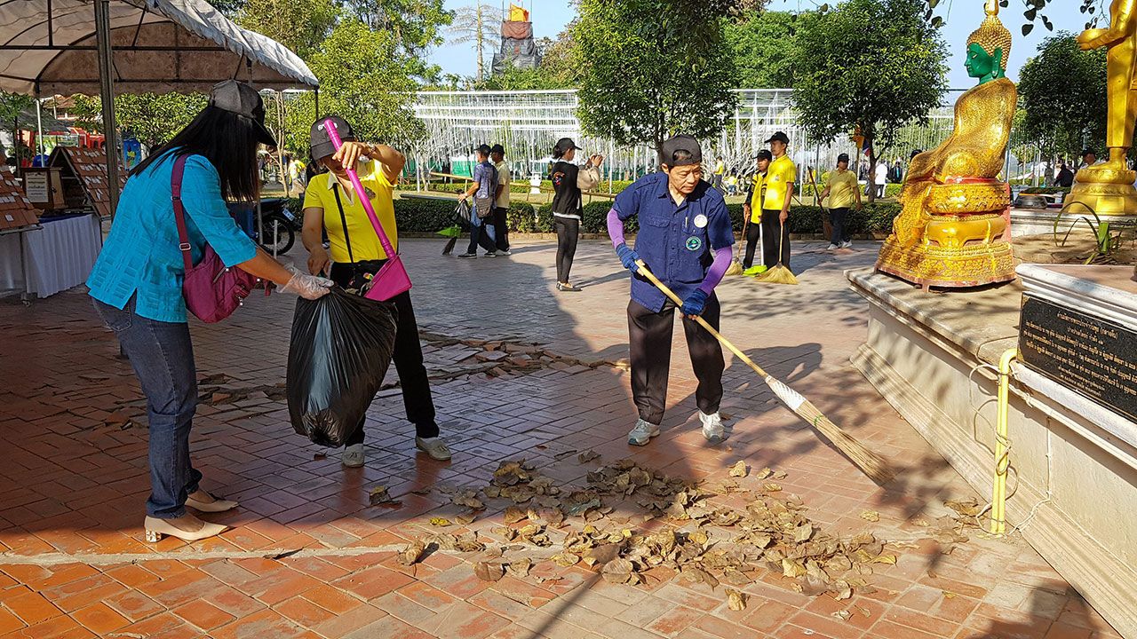 ชาวน่านร่วมรณรงค์โครงการฯ ด้วยการทำความสะอาดวัดพระธาตุแช่แห้งฯ.
