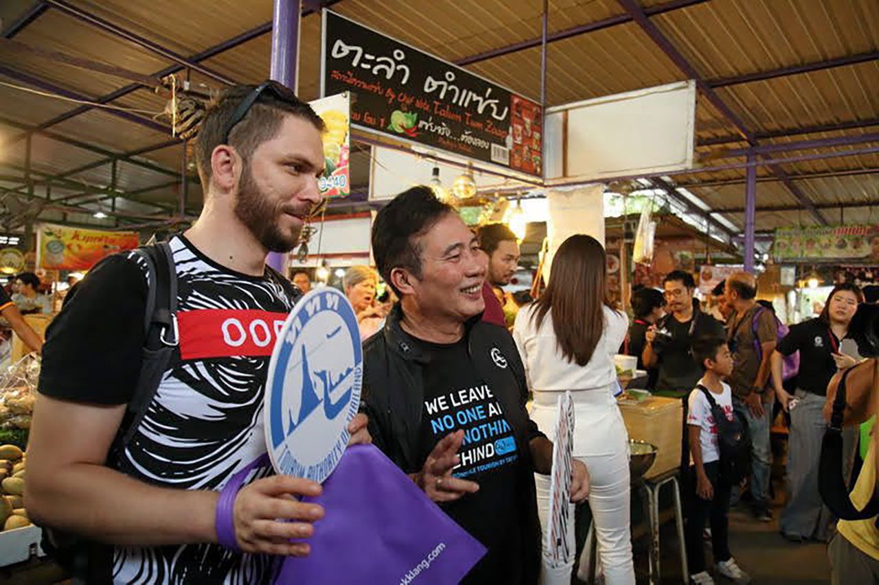 นักท่องเที่ยวมาร่วมชื่นชมโครงการ “เมืองไทยสดใส ใส่ใจสิ่งแวดล้อม ลด โลก เลอะ” และรับแจกถุงผ้าจาก นายนพดล รองผู้ว่าการ ททท.