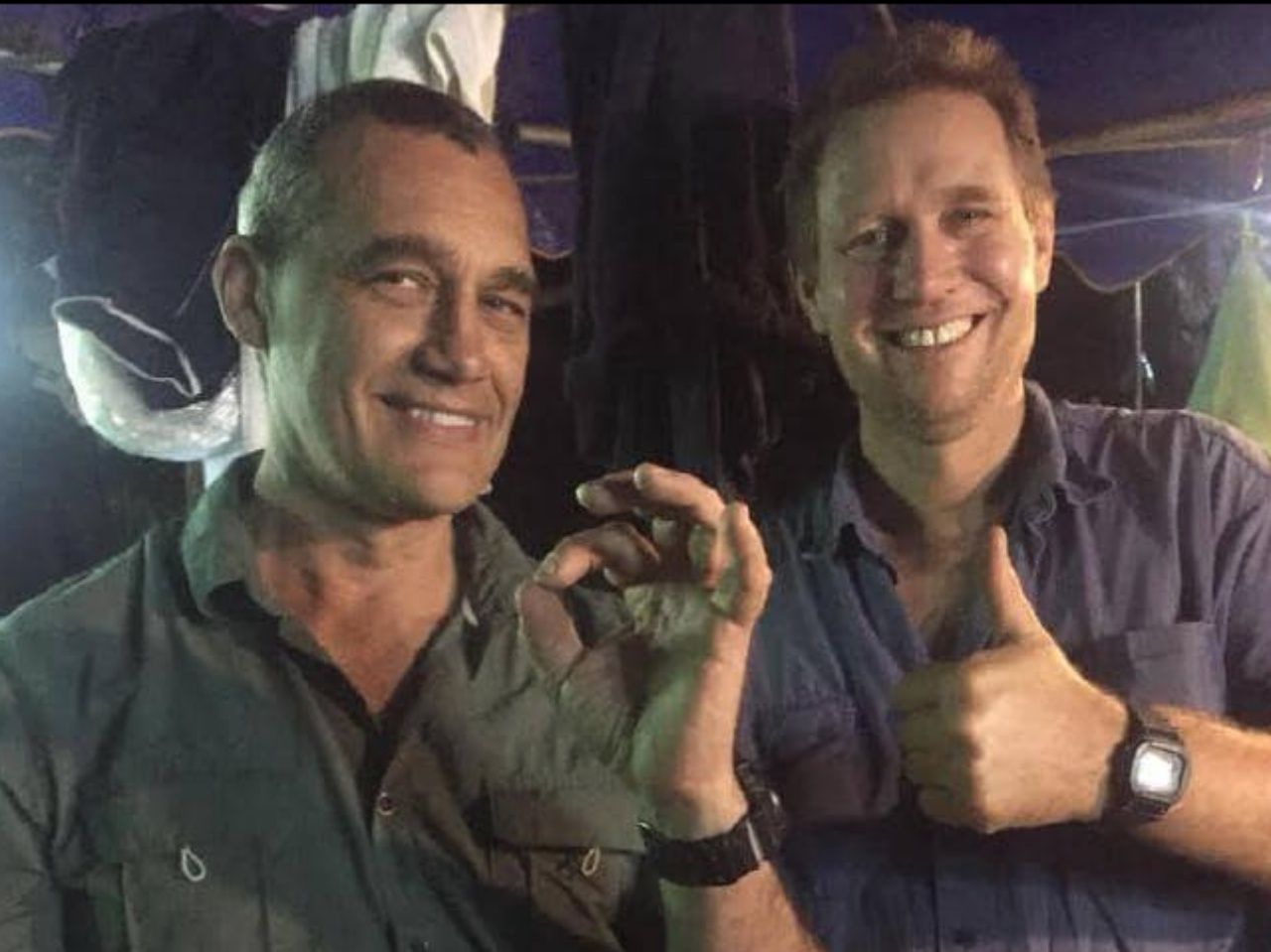 นายแพทย์ เครก  ชาลเลน (ซ้าย) และนายแพทย์  ริชาร์ด แฮร์ริส  สองนายแพทย์นักดำน้ำในถ้ำชาวออสเตรเลีย