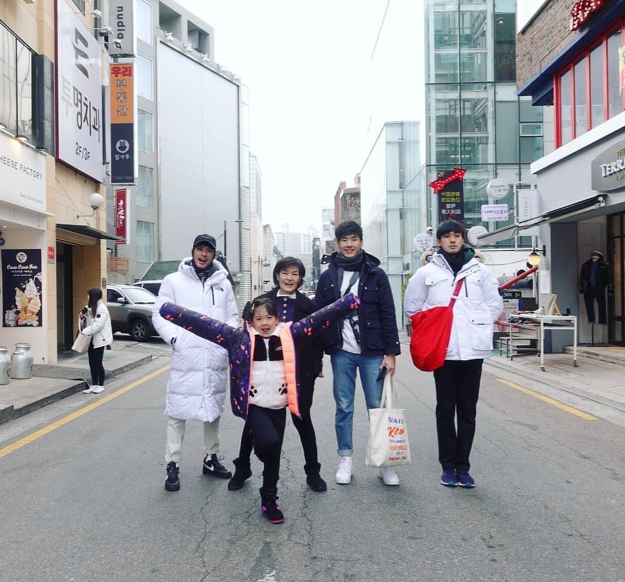 ครอบครัวฉัตรบริรักษ์ ขอบคุณภาพจากไอจี @hanongh