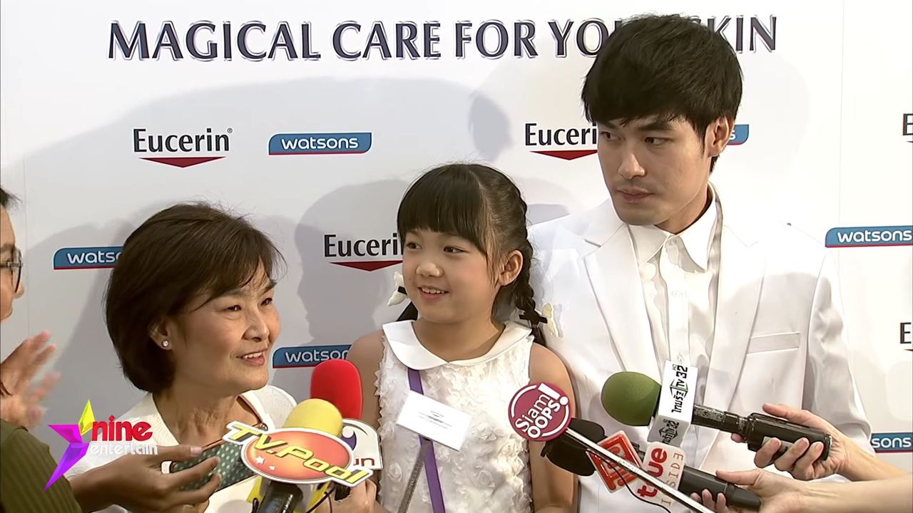 หน่อง ธนา น้องวันใหม่ และคุณแม่ ขอบคุณภาพจาก nineentertain