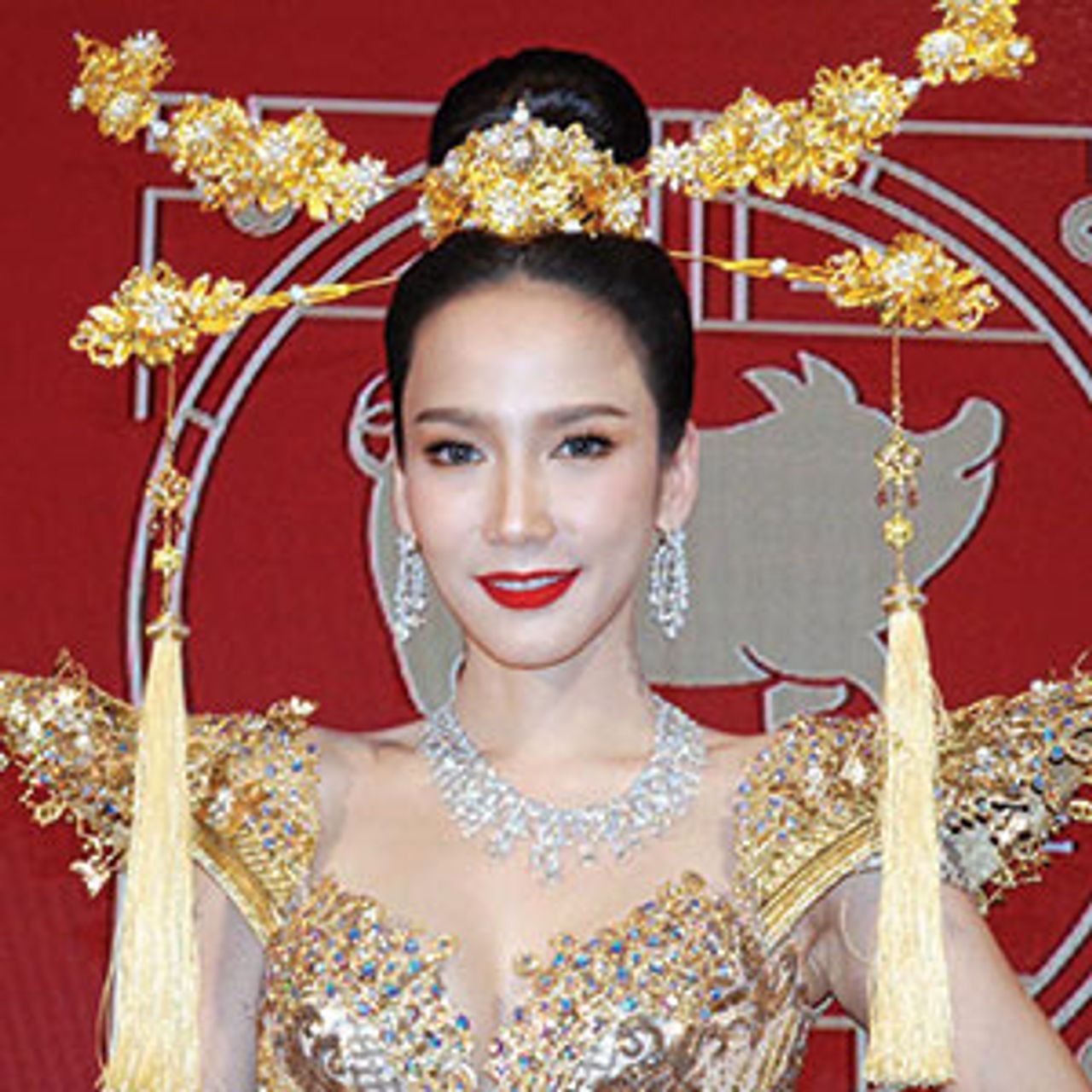 แกรนด์โอเพนนิงความรักอย่างอลังการ ในงานแถลงข่าวจัดงานตรุษจีนของ CPN อั้ม-พัชราภา สวมเครื่องเพชร 88 ล้าน ประกาศว่าคบหา กับ ไฮโซพก...เลือกงานแพงซะด้วย.