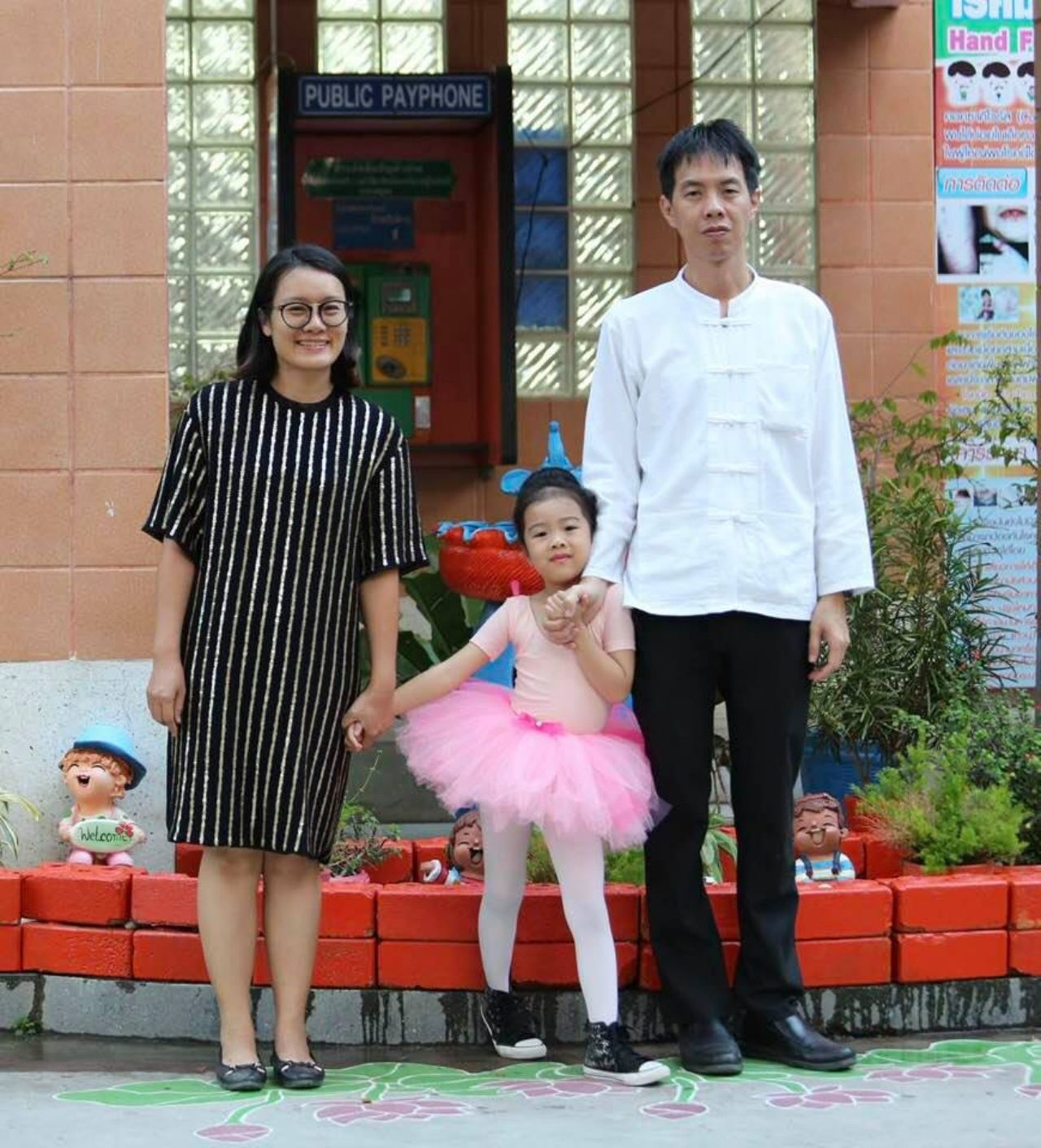 ครอบครัว รัศมีเทวินทร์ น้องไพลิน นายณัฐวุฒิ (พ่อ) และ นางปุณชรัศติ์ (แม่)