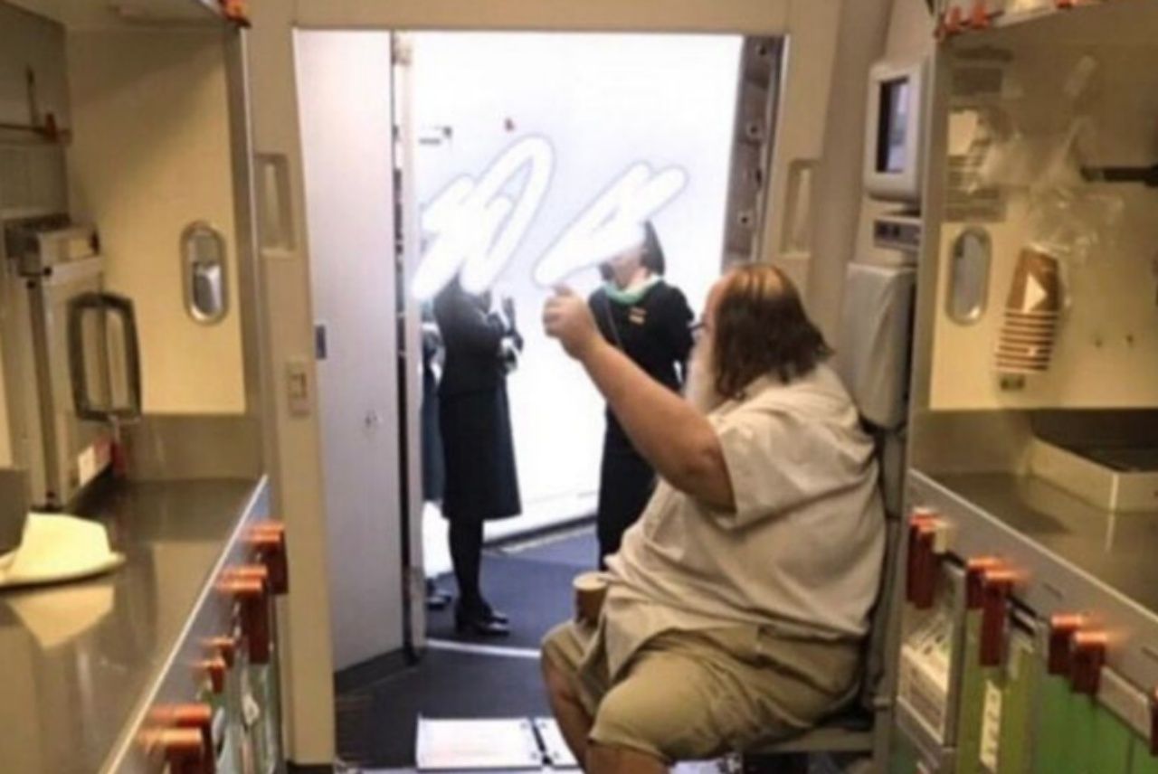ผู้โดยสารชายอ้วนบนเครื่องบินโดยสาร EVA Air ที่ถูกพนักงานต้อนรับร้องเรียน ใช้ให้เช็ดก้น   (ภาพ Asiawire)