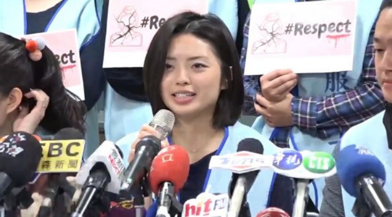 นางสาวกั๊วะ เป็นตัวแทนแอร์โฮสเตสสายการบิน EVA Air แถลงข่าวเจอเหตุการณ์สุดทน จากผู้โดยสารชายอ้วนคนหนึ่ง (ภาพ Asiawire)