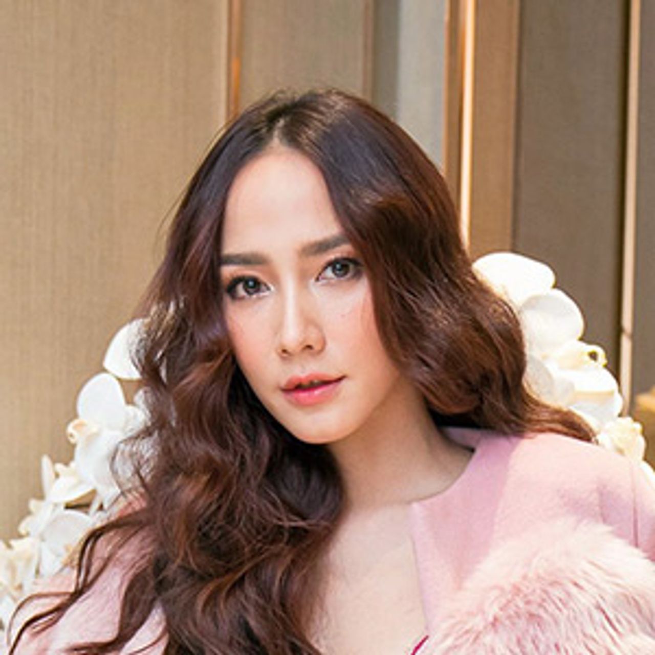 นอกจากนี้ ยังมีซุปตาร์ตัวแม่ อั้ม-พัชราภา ก็เตรียมมาร่วมฉลองด้วย พร้อมโชว์อัญมณีแห่งความมั่งคั่งและความ อุดมสมบูรณ์ เท่าที่สืบมาราคากว่า 88 ล้านบาททีเดียว ว้าว!