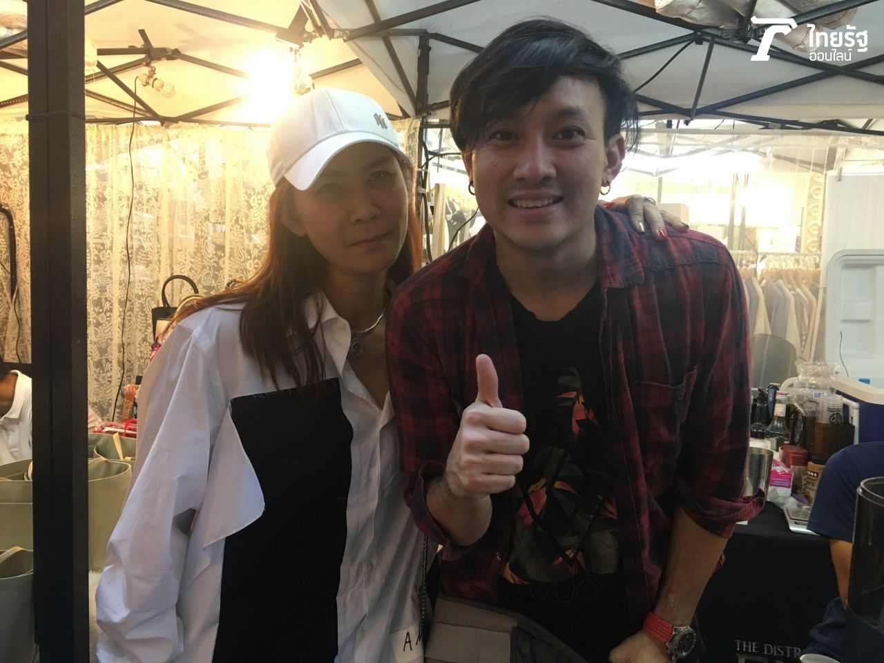 (ซ้ายมือ) ไหม จีรนันท์ 