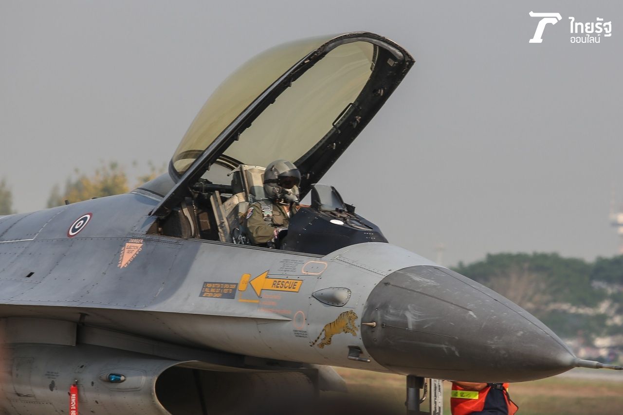 นักบินเอฟ-16 โชว์ตัว