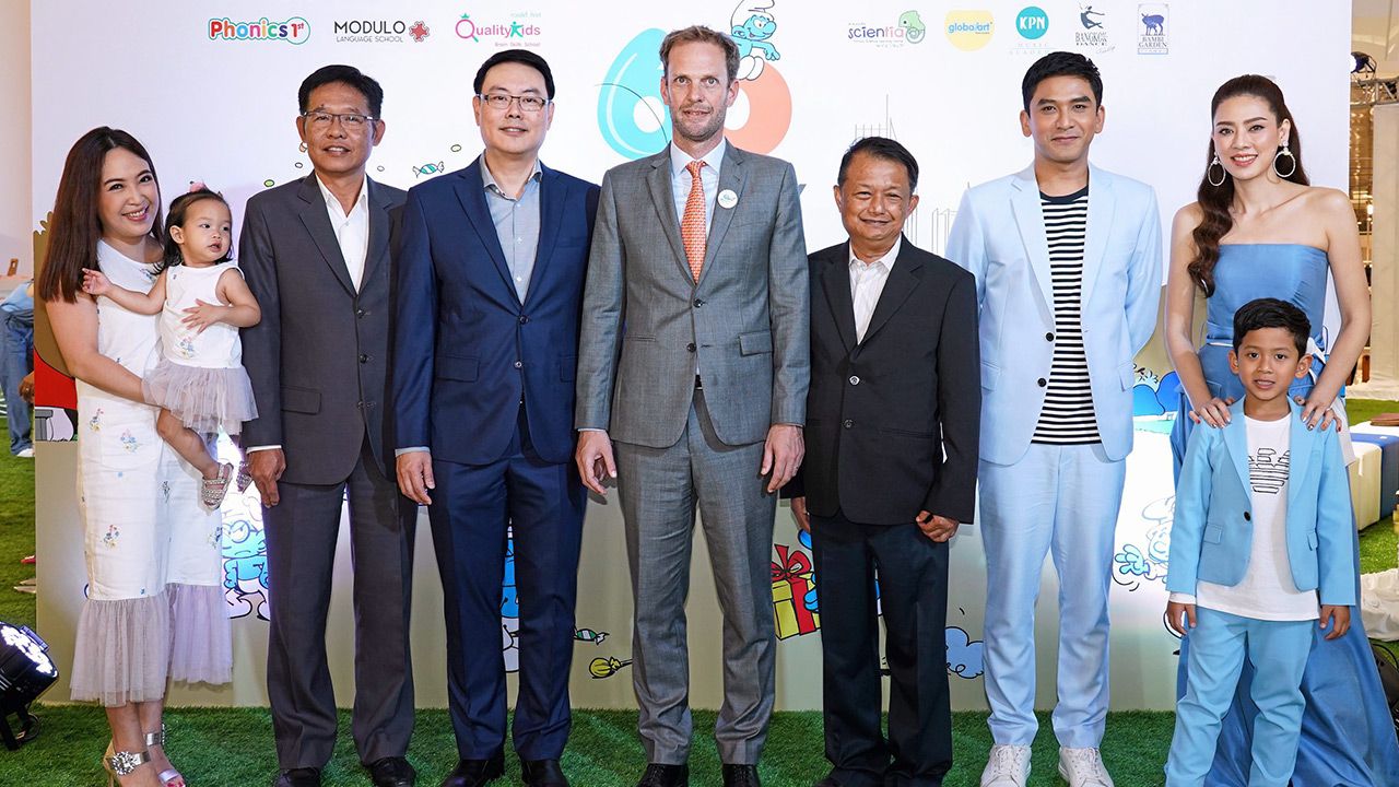 60ปี  -  อิเดสบัลด์ วาน เดอ กราคท์ เปิดงาน “THE ICONIC CHILDREN’S PLAYGROUND AT ICONSIAM” เพื่อร่วมฉลองครบรอบ 60 ปีแก๊งสเมิร์ฟตัวสีฟ้า โดยมี สุพจน์ ชัยวัฒน์ศิริกุล, ชนะพนธิ์ ศรีรัตนพัฒน์, เจน วราหะ และ ณัฐวุฒิ สกิดใจ มาร่วมงานด้วย ที่ไอคอนสยาม วันก่อน.