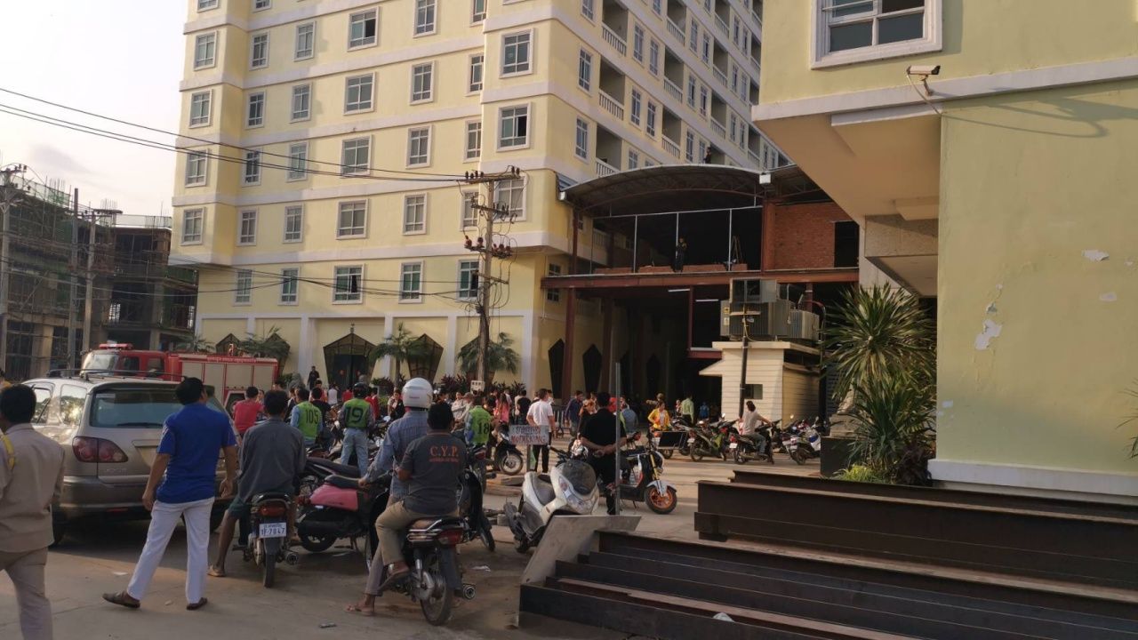 ชาวบ้านมามุงดูที่เกิดเหตุ หลังไฟไหม้