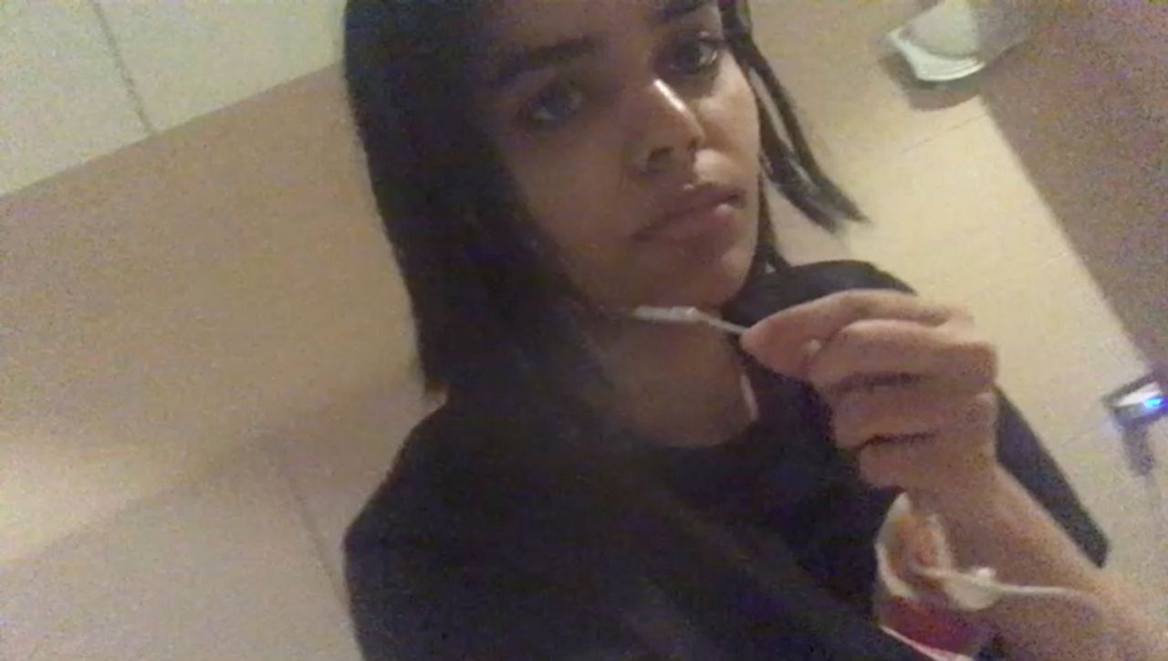 นางสาวราฮาฟ โมฮัมเหม็ด อัล-คูนุน อัดคลิปจากห้องพักที่โรงแรมในสนามบินสุวรรณภูมิ