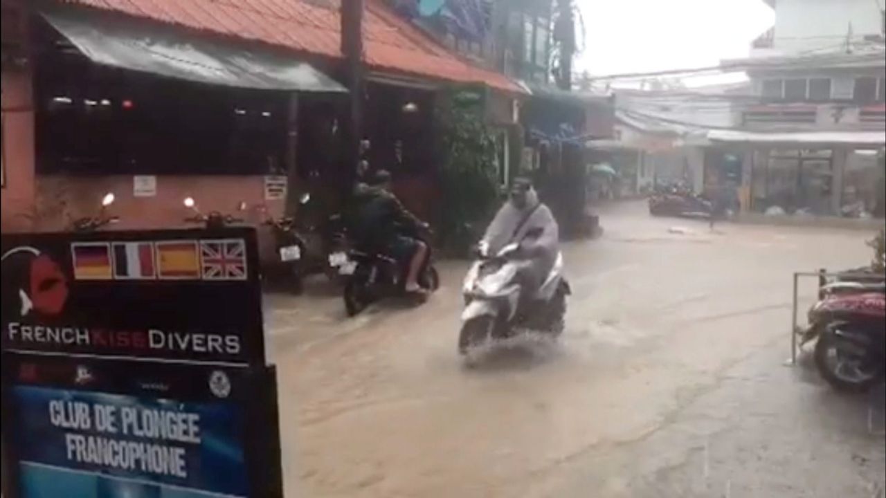 น้ำท่วมถนนที่เกาะเต่า