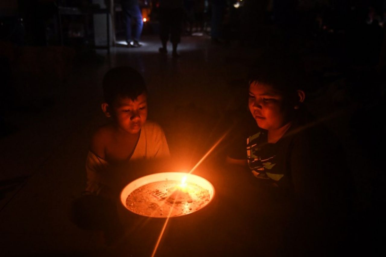 เด็กน้อยอยู่ท่ามกลางความมืด ไฟฟ้าดับที่ศูนย์พักพิงผู้อพยพ