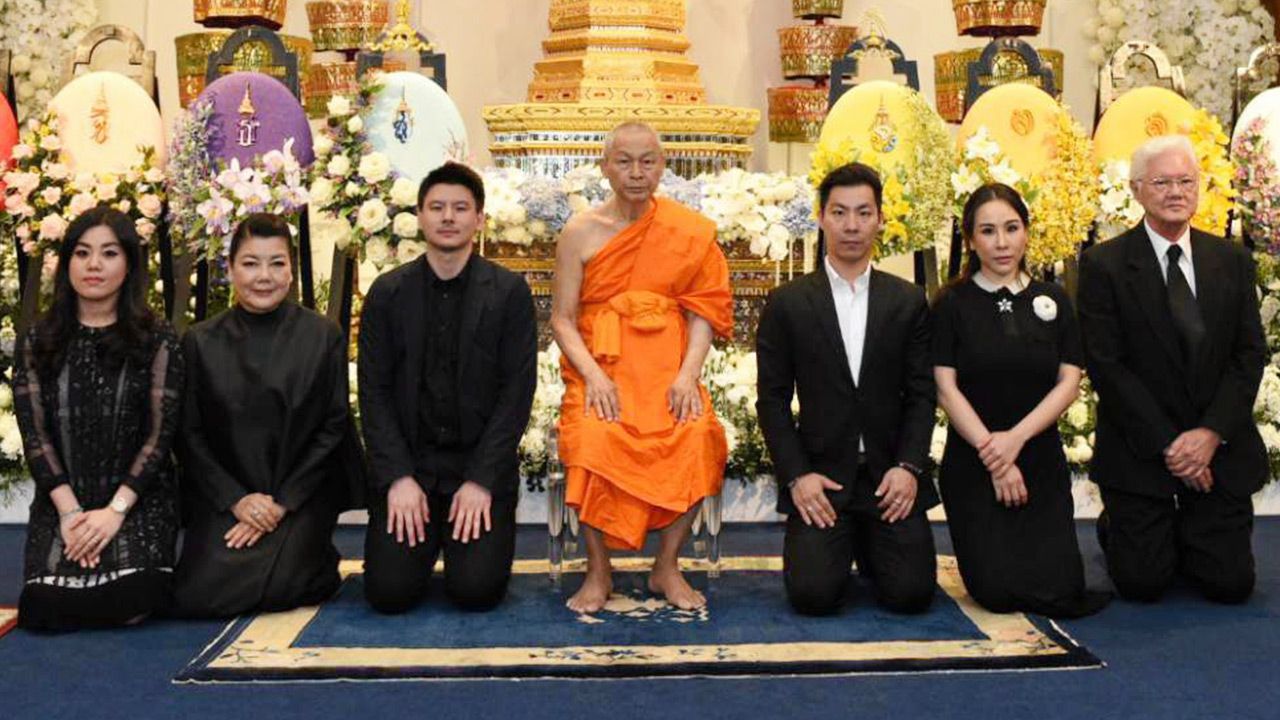 ปลายทางชีวิต  -  พระธรรมรัตนดิลก เจ้าอาวาส วัดสุทัศนเทพวราราม ราชวรมหาวิหาร เป็นประธานในพิธีสวดพระอภิธรรมศพ วิชัย ศรีวัฒนประภา ประธานกรรมการ กลุ่มบริษัท คิง เพาเวอร์ โดยมี เอมอร ศรีวัฒนประภา พร้อมครอบครัวมาร่วมในพิธีด้วย ที่ศาลา 1 วัดเทพศิรินทราวาส ค่ำวันก่อน.