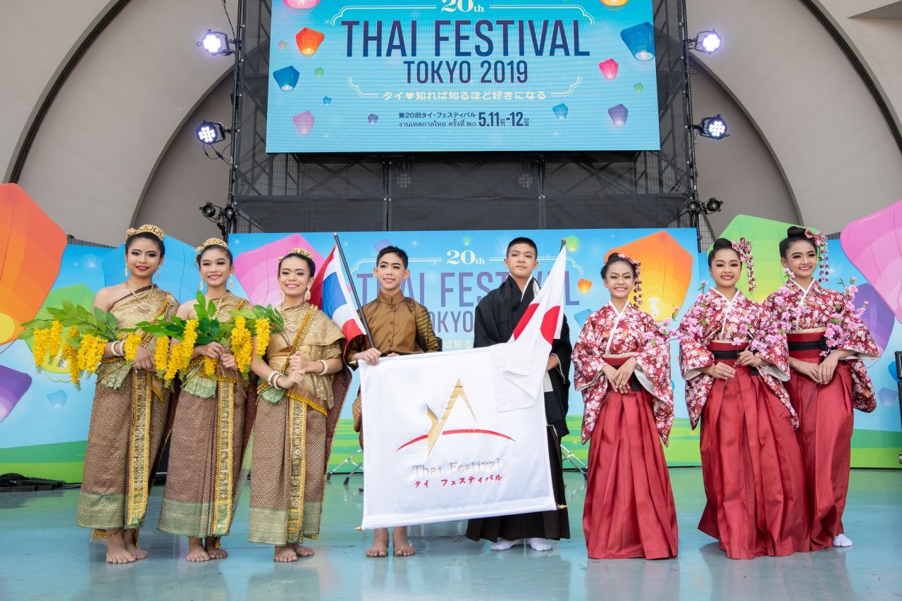 คณะนักเรียนนาฏศิลป์ จากโรงเรียนไทยรัฐวิทยา 12 (บ้านเอก) อ.แม่อาย จ.เชียงใหม่ แชมป์นาฏศิลป์ประเทศไทยรางวัลถ้วยพระราชทาน 8 ปีซ้อน 