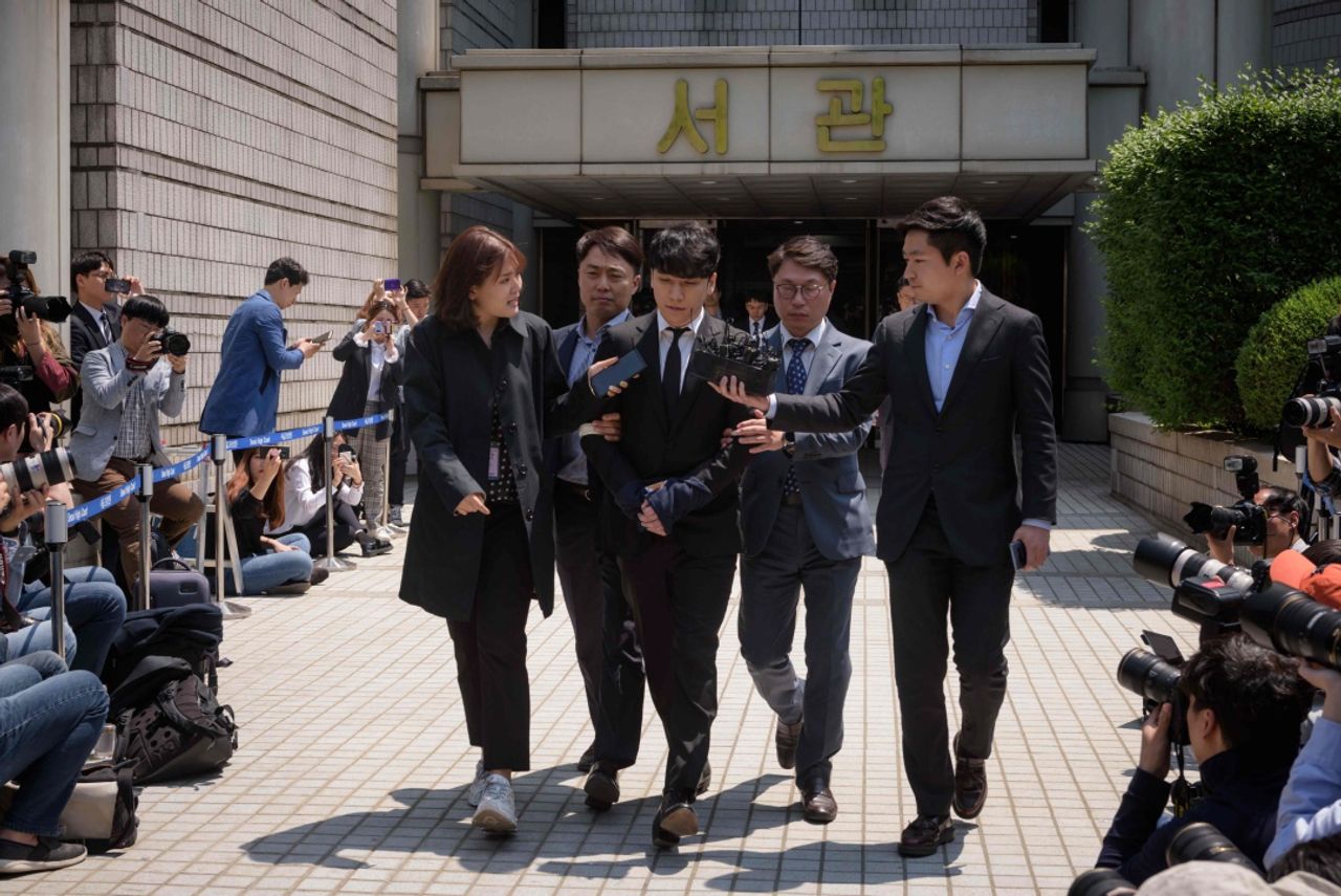 ซึงรี เดินออกมาจากศาลสูงในกรุงโซล เมื่อ 14พ.ค.62  หลังมารับฟังการแจ้งข้อหา ขณะที่นักร้องดังอดีตสมาชิกวงบิ๊กแบง ยังคงปฏิเสธข้อกล่าวหาทั้งหมด