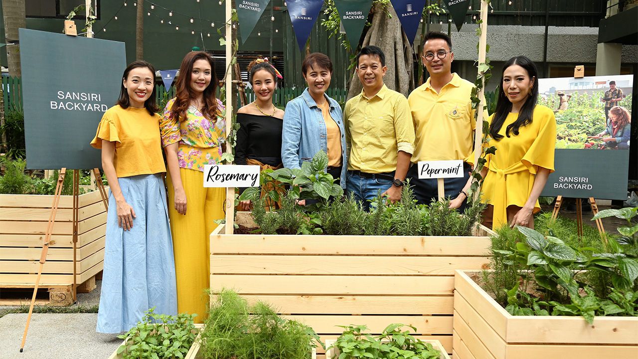 เจ๋งมาก - จริยา จันทร์เจิดศักดิ์ เปิดโครงการ “Sansiri Backyard” คอมมูนิตี้สีเขียวสร้างประโยชน์จากพื้นที่ว่างให้เป็นฟาร์มผักปลอดสารเพื่อสุขภาพดีทั้งกายใจ โดยมี นท พนายางกูร, กมลวรรณ ประสิทธิ์วุฒิเวชช์ และ สุกานดา มีมารยาตร์ มาร่วมงานด้วย ที่สิริ เฮาส์ ซอยสมคิด วันก่อน.