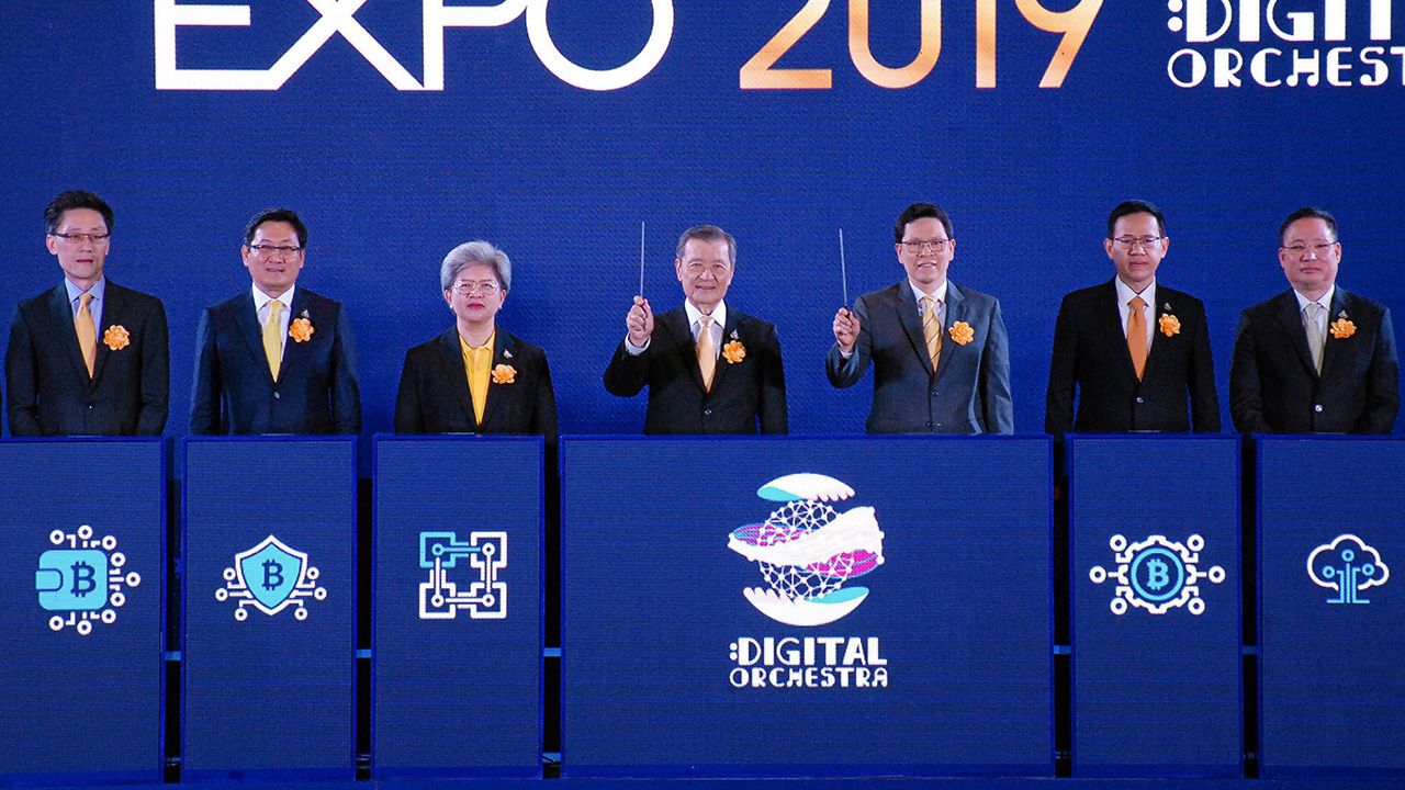 การเงิน - ดร.วิรไท สันติประภพ ผู้ว่าการธนาคารแห่งประเทศไทย เปิดงานมหกรรมการเงิน MONEY EXPO 2019 ให้ สันติ วิริยะรังสฤษฎ์ จัดถึง 19 พ.ค. โดยมี ผยง ศรีวณิช, รื่นวดี สุวรรณมงคล, ดร.ภากร ปีตธวัชชัย และ ไพบูลย์ นลินทรางกูร มาร่วมงานด้วย ที่ชาเลนเจอร์ อิมแพค เมืองทองธานี วันก่อน.