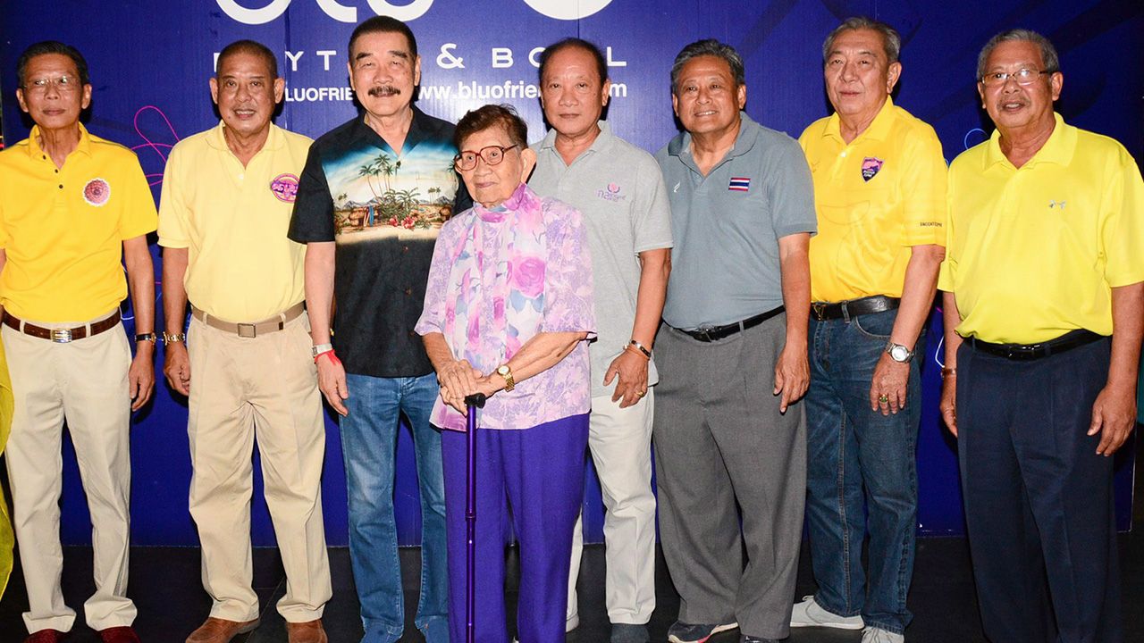 คุณครู - ถิรชัย วุฒิธรรม นัดเพื่อนศิษย์เก่าอำนวยศิลป์มาร่วมแสดงมุทิตาจิตให้แก่ครูอาวุโส ทองทิพย์ พงษ์รูป ในโอกาสวันเกิดครบ 92 ปี โดยมี ทวีศิลป์ ชินะพัฒนวงศ์, ศุภชัย จูฑะพุทธิ, สุรสักก์ เหมนิธิ และ สุชาติ นันทะวงษ์ มาร่วมงานด้วย ที่บลูโอ ริธึม แอนด์ โบว์ล เมเจอร์ รัชโยธิน วันก่อน.