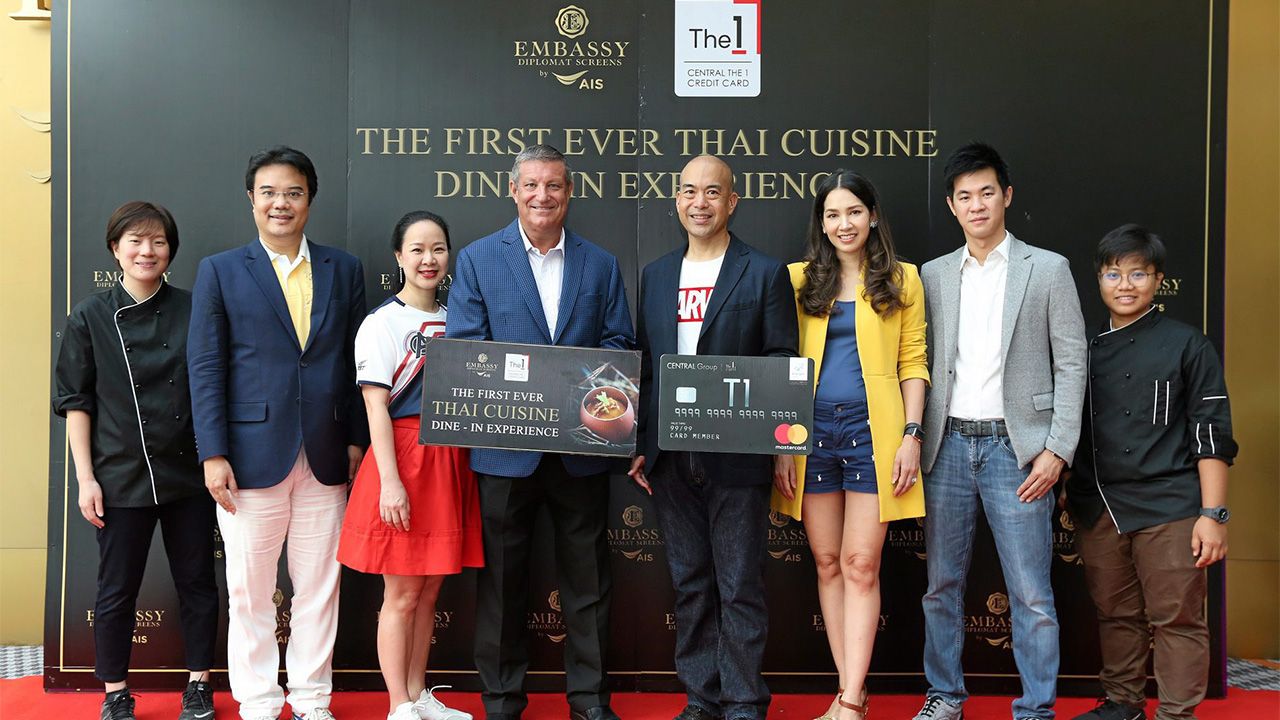 เพลิดเพลิน - ไบรอัน ฮอลล์ และ อธิศ รุจิรวัฒน์ จัดปาร์ตี้รับประทานอาหารไทยให้แก่สมาชิกบัตรเครดิตเซ็นทรัล เดอะวัน เดอะแบล็ค และแบล็ค พร้อมชมภาพยนตร์ โดยมี ปริญญ์ พานิชภักดิ์ และ นุสบา ปุณณกันต์ มาร่วมงานด้วย ที่โรงภาพยนตร์เอ็มบาสซี ดิโพลแมทสกรีน วันก่อน.