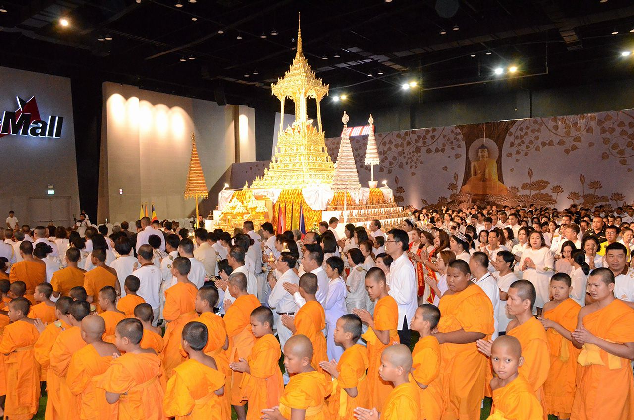 พระสงฆ์และสามเณรพร้อมด้วยพุทธศาสนิกชนร่วมเวียนเทียน เปิดงานสัปดาห์ส่งเสริมพระพุทธศาสนา “วิสาขบูชา พุทธบารมี ประจำปี 2562” ที่ศูนย์การค้า เดอะมอลล์ นครราชสีมา.