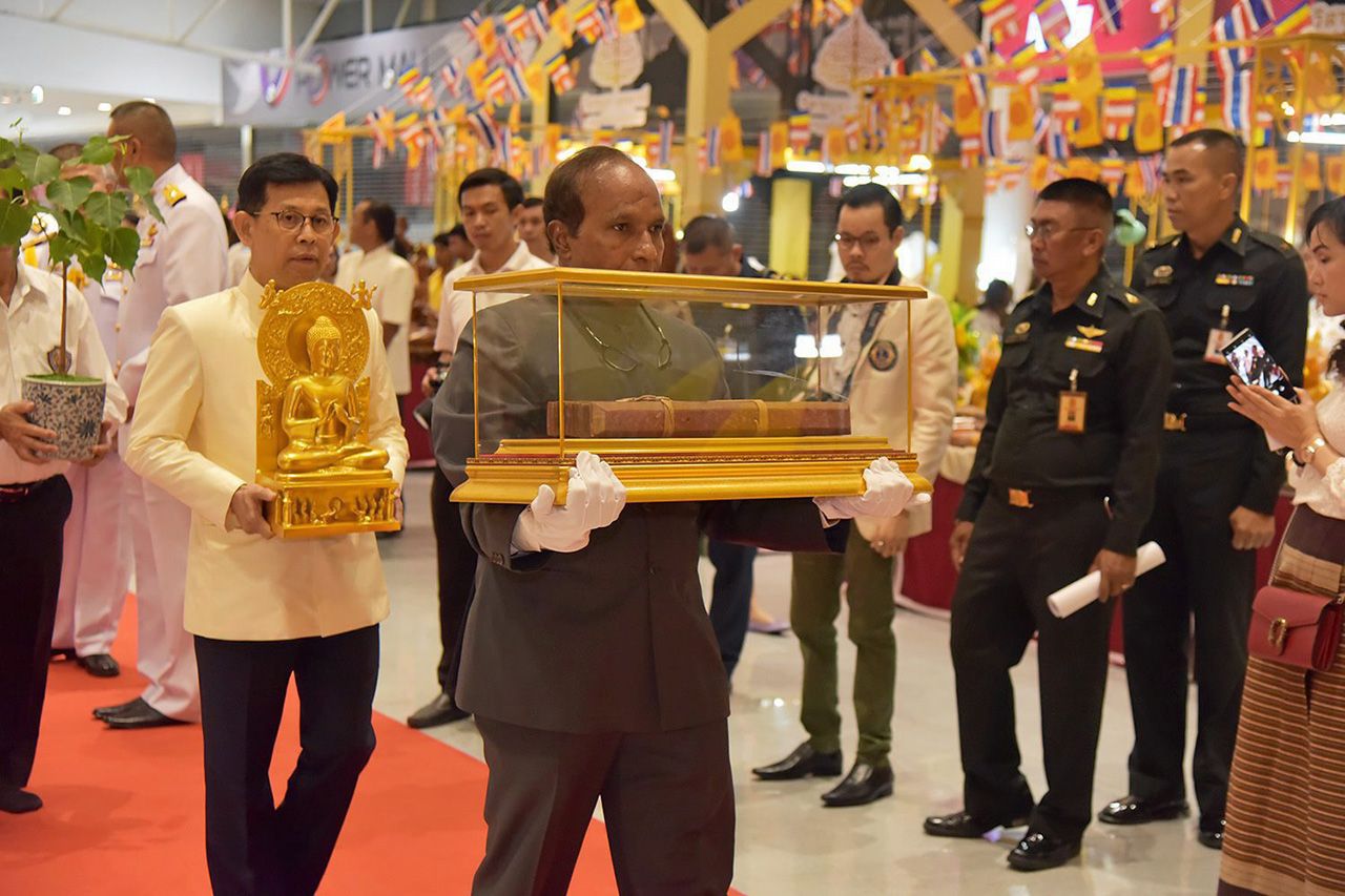นายสุนิล ซิงห์ ประธานพุทธศาสนิกชนนานาชาติ อัญเชิญพระไตรปิฎก อายุ 2,100 ปี จากศรีลังกา มาจัดแสดงในงาน “วิสาขบูชา พุทธบารมี”.