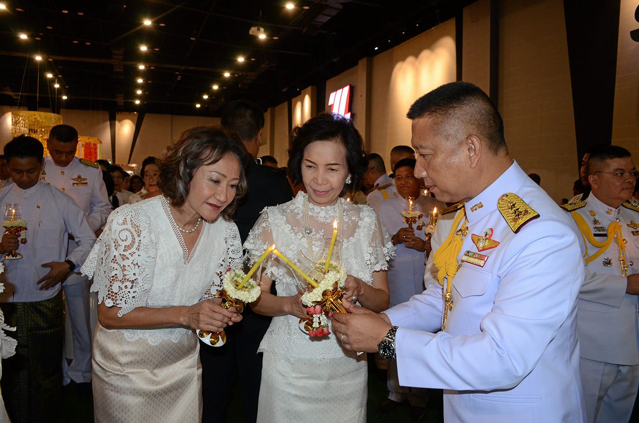พล.ท.ธัญญา เกียรติสาร แม่ทัพภาคที่ 2 และ น.ส.กฤษณา อัมพุช ร่วมพิธีเวียนเทียนด้วย.