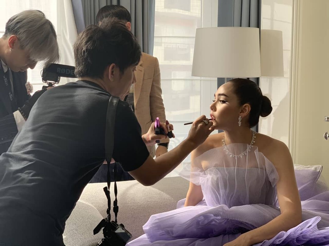 ป้อม วินิจ แต่งหน้าชมพู่ อารยา เดินพรมแดงในเทศกาลภาพยนตร์เมืองคานส์ ประเทศฝรั่งเศส ขอบคุณภาพจากไอจี @pom_vinij